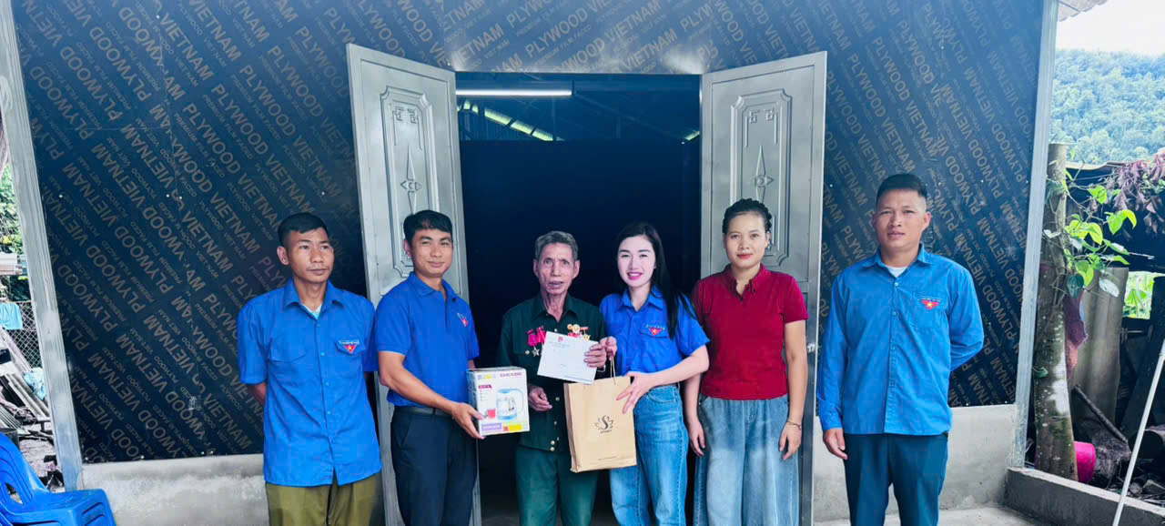 SPHACY hỗ trợ Xã Mường Pồn (Điện Biên) lắp đặt đèn năng lượng mặt trời và trao 30 suất học bổng cho học sinh vượt khó